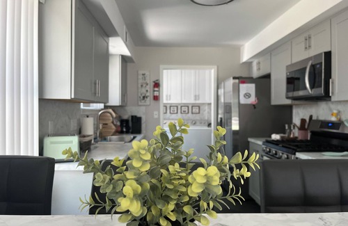 Warren Casa | 20 mins to dt Detroit, 4 miles to GM Tech Center, 15 mins to LK Saint Clair