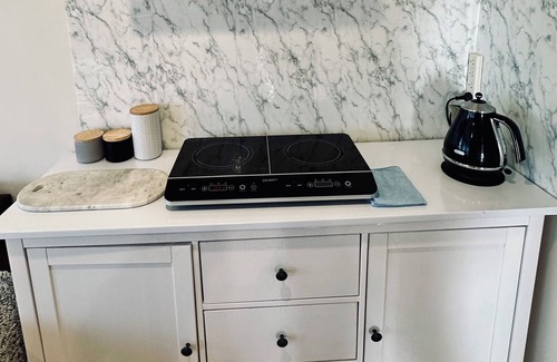 Laverton Apartamento | 20 minutes to Mel CBD! 2 BRs AirCon unit house with living kitchen parking.