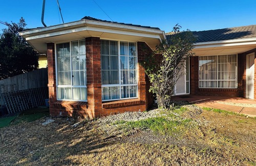 Laverton Apartamento | 20 minutes to Mel CBD! 2 BRs AirCon unit house with living kitchen parking.