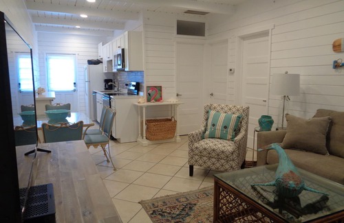 Crescent Beach Casa | BOOK NOW! 10% off!!! VINTAGE BEACH COTTAGE 5⭐️ 90sec WALK TO BEACH, Enjoy! 🐳