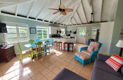 Lower Carolina Villa | COMPLETAMENTE REHABBED 2 dormitorios, 1 baño, spa, ducha al aire libre y vistas al agua!