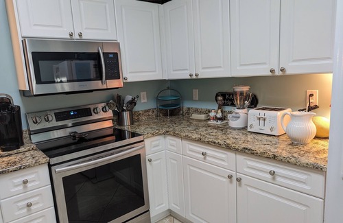 North Myrtle Beach Condominio | Grandes semanas de otoño disponibles: 3 bds / 2 baños, vistas de cursos de agua y campos de golf