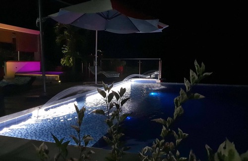 Neira Casa | Casa de vacaciones moderna de 200 m2, piscina desbordante, río natural. Kondo Grst. 1300 m2