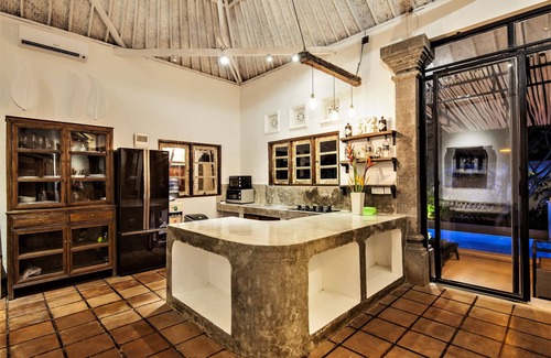 Umalas Villa | ★ -35% ★ 4BR y piscina ★ Tina caliente ★ 7min Playa ★ Sundeck ★ 2 cocinas ★ WiFi