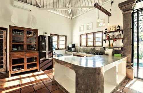 Umalas Villa | ★ -35% ★ 4BR y piscina ★ Tina caliente ★ 7min Playa ★ Sundeck ★ 2 cocinas ★ WiFi