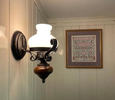 Llanidloes Casa | 200 year old Gardener's cottage, Mid Wales