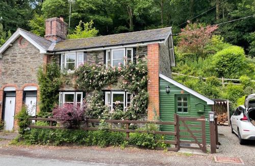 Llanidloes Casa | 200 year old Gardener's cottage, Mid Wales