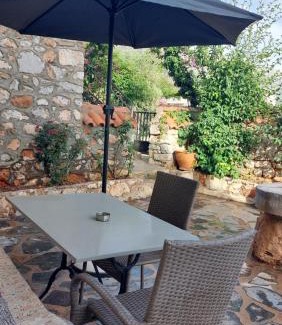 Pyrgou Dirou Casa | 200 year old 'Kamara Suite' with private garden