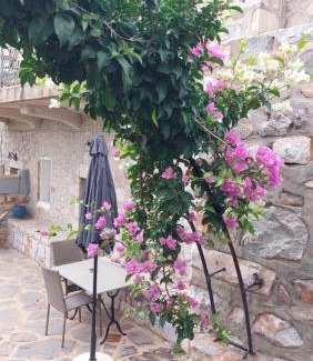 Pyrgou Dirou Casa | 200 year old 'Kamara Suite' with private garden
