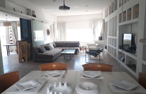 Eastern Hammamet Apartamento | A 200 metros de la playa, apartamento de arquitecto con azotea y vistas al mar.