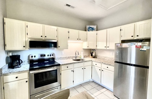 Isle of Palms Condominio | Sunset Overlook, 2Br / 1Ba, piscina, Se aceptan mascotas, a pie de playa, tiendas, restaurantes