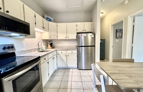 Isle of Palms Condominio | Sunset Overlook, 2Br / 1Ba, piscina, Se aceptan mascotas, a pie de playa, tiendas, restaurantes