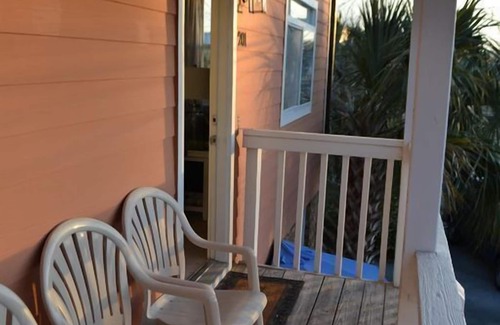 Isle of Palms Condominio | Sunset Overlook, 2Br / 1Ba, piscina, Se aceptan mascotas, a pie de playa, tiendas, restaurantes