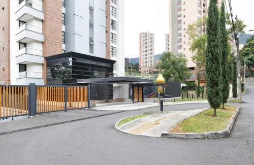 El Castillo Apartamento | 202 Family Haven in El Poblado: Spacious & charming