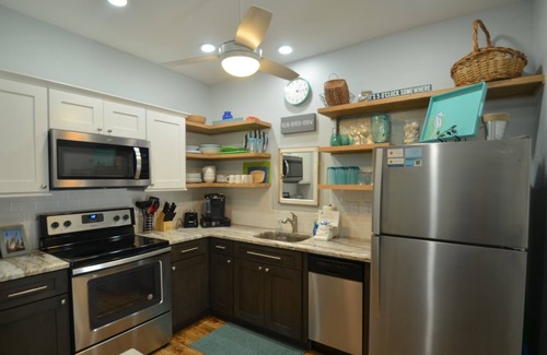 Isle of Palms Condominio | "Top O 'the Stairs" 2Br / 1Ba, perros bienvenidos. Recientemente remodelado