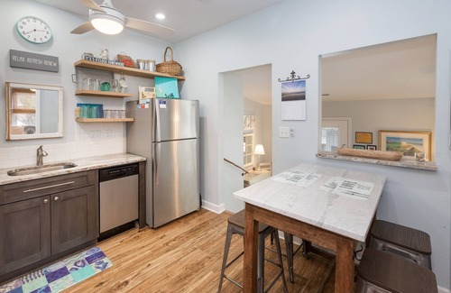 Isle of Palms Condominio | "Top O 'the Stairs" 2Br / 1Ba, perros bienvenidos. Recientemente remodelado
