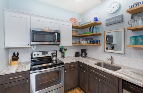 Isle of Palms Condominio | "Top O 'the Stairs" 2Br / 1Ba, perros bienvenidos. Recientemente remodelado