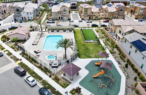 Upland Condominio | 2022 Built~Downstairs Private Suite*Next to Mall*Monthly Rental*HOA Amenities*中文