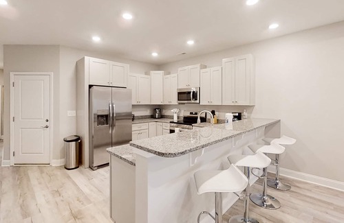 Myrtle Beach Casa | 2023 duplex with screened patio - dog-friendly - near golf/beach
