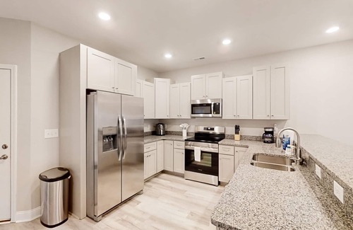 Myrtle Beach Casa | 2023 duplex with screened patio - dog-friendly - near golf/beach