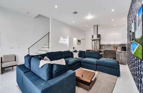 Lake Ridge Casa | 2023 Luxe NEW Modern Home with Pool