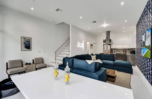 Lake Ridge Casa | 2023 Luxe NEW Modern Home with Pool