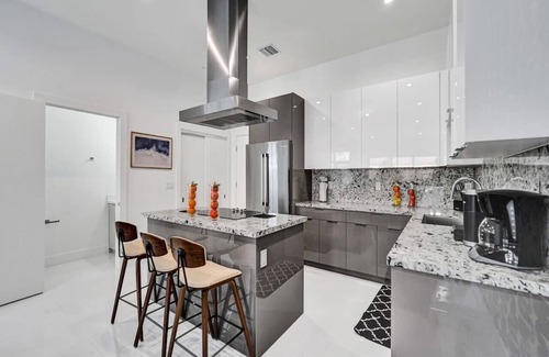 Lake Ridge Casa | 2023 Luxe NEW Modern Home with Pool