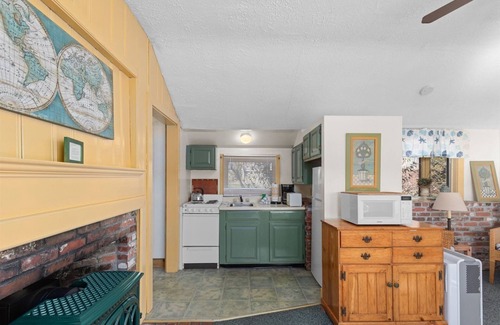 Eastham Cabaña | 2025 Topsail: Delightful Waterfront Cottage on Town Cove, Pet Friendly!
