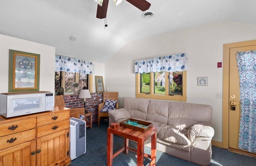 Eastham Cabaña | 2025 Topsail: Delightful Waterfront Cottage on Town Cove, Pet Friendly!