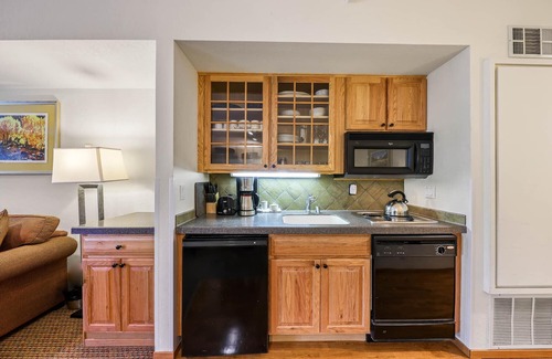 Olympic Valley Condominio | 203 | Open Studio – Soak & Chill w/ Pool Views