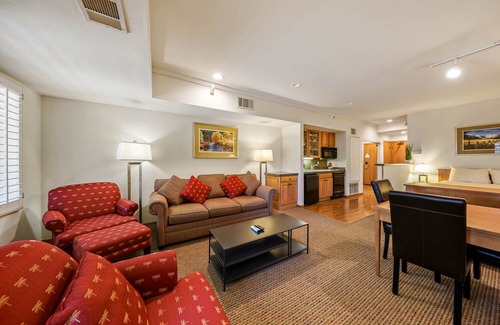 Olympic Valley Condominio | 203 | Open Studio – Soak & Chill w/ Pool Views