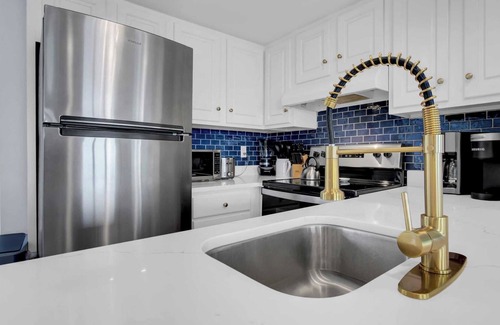 Isle of Palms Apartamento | 204 B Port O Call by Avantstay Beachfront Condo!