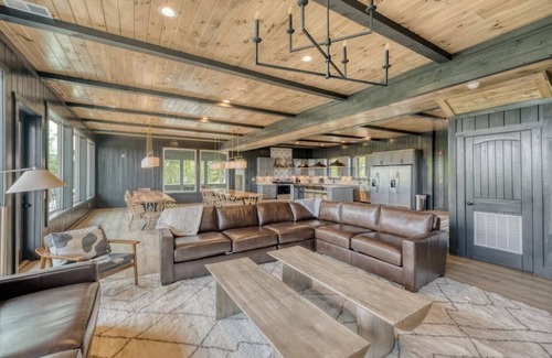 Sevierville Cabina | 20BR-Mtns-Pool-Hot Tub-Sleeps 54