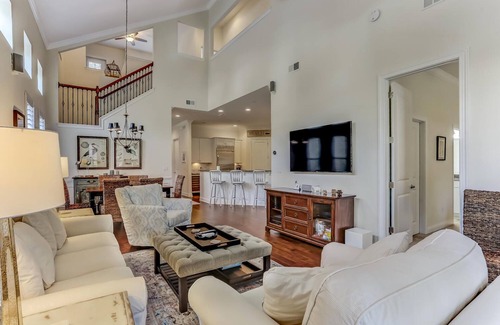 American Beach Casa | ¡Casa de pueblo prístina y bellamente decorada con solo un corto paseo a la playa!