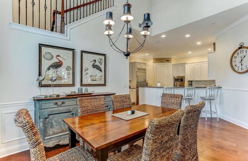American Beach Casa | ¡Casa de pueblo prístina y bellamente decorada con solo un corto paseo a la playa!