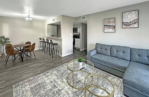 Addison Apartamento | 2107 · Cozy Addison Apt, Free Park Wi-Fi, Pool & Gym