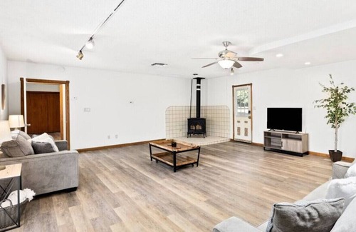 Bakersfield Casa | 2134 Sacramento, Unit B (Back House) · Spacious 1BR House in Bakersfield