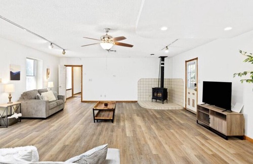 Bakersfield Casa | 2134 Sacramento, Unit B (Back House) · Spacious 1BR House in Bakersfield