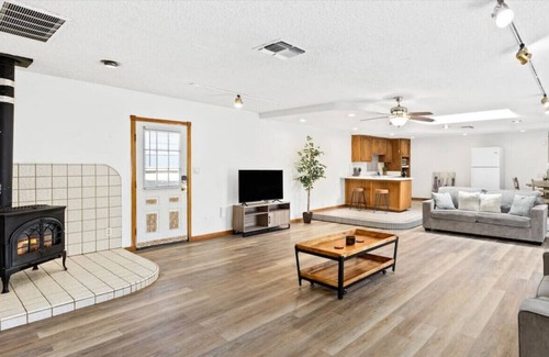 Bakersfield Casa | 2134 Sacramento, Unit B (Back House) · Spacious 1BR House in Bakersfield