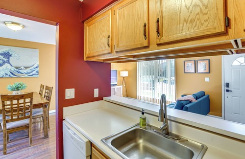 Sterling Heights Condominio | 22 Mi to Detroit: Sterling Heights Condo