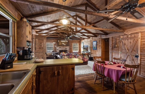 La Grange Cabina | 22 miles to Round Top, 3/2 w/ trailer parking, relaxing cozy cabin w/ lake, wifi