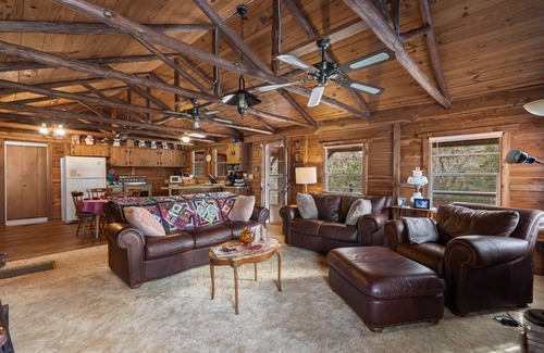 La Grange Cabina | 22 miles to Round Top, 3/2 w/ trailer parking, relaxing cozy cabin w/ lake, wifi