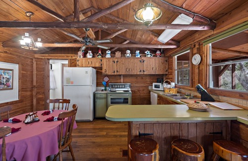 La Grange Cabina | 22 miles to Round Top, 3/2 w/ trailer parking, relaxing cozy cabin w/ lake, wifi