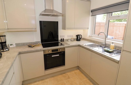 Kidlington Cabaña | 22 OLD CHAPEL CLOSE, family friendly, with a garden in Kidlington