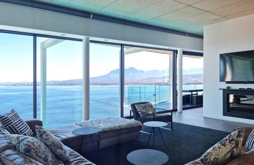 Mountainside Casa | '22 Protea' - Luxury, Style and Elegance - Sleeps 12 in 6 En-suite Bedrooms