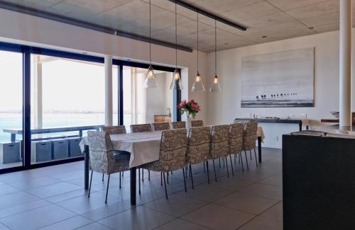 Mountainside Casa | '22 Protea' - Luxury, Style and Elegance - Sleeps 12 in 6 En-suite Bedrooms