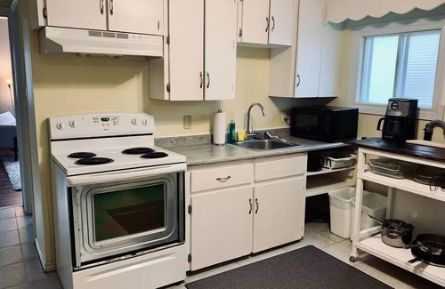 North End Apartamento | 225 Cozy Work From Home Ready - 2 Bed w/ Backyard