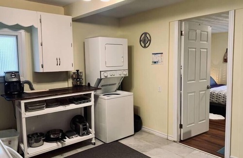 North End Apartamento | 225 Cozy Work From Home Ready - 2 Bed w/ Backyard