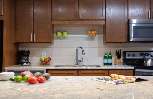 Downtown Dallas Apartamento | 22nd FL Bold CozySuites w/pool, gym