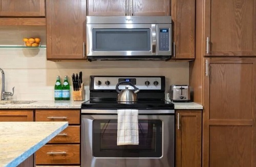 Downtown Dallas Apartamento | 22nd FL Bold CozySuites w/pool, gym
